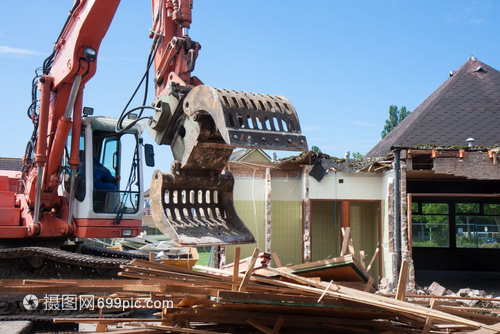 挖掘机在建筑拆除中的应用与安全规范
