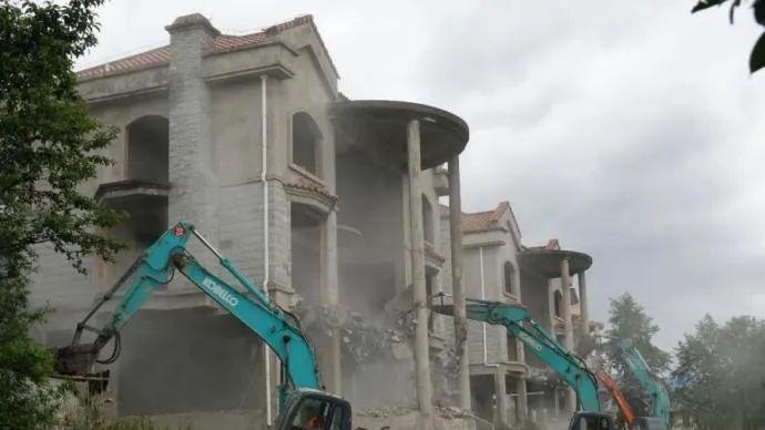 大理55栋违建别墅终遭拆除 建筑秩序与法治的胜利